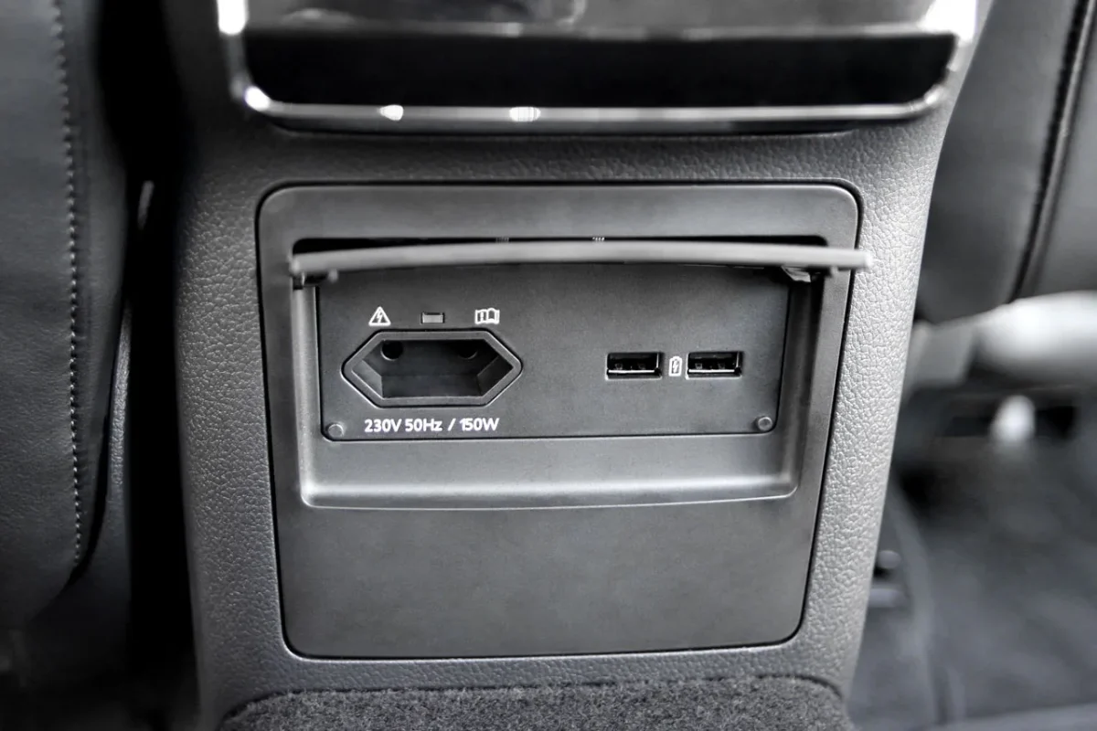 Komplettset 230 Volt Steckdose + USB Hub für Skoda Superb 3V – Bild 1