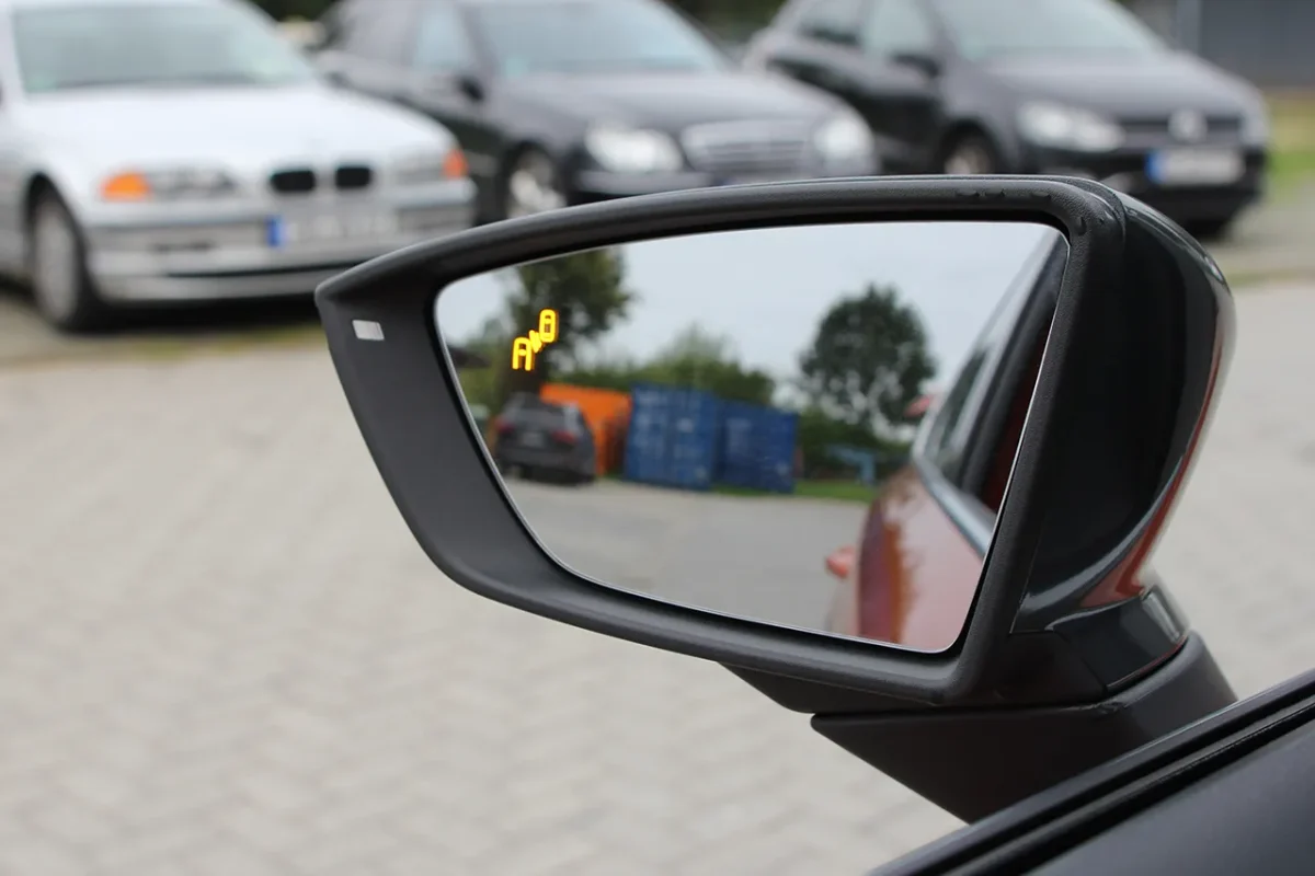 Spurwechselassistent inkl. Ausparkassistent für Seat Arona KJ7 – Bild 1